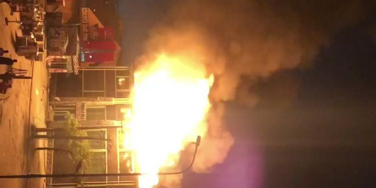 VIDEO: Fire outbreak completely engulfs a Lagos supermarket
