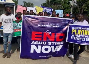 ASUU Strike: protesting students block Lagos Airport Road, Court fix Wednesday to rule on FG VS ASUU