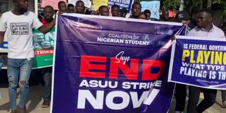 ASUU Strike: protesting students block Lagos Airport Road, Court fix Wednesday to rule on FG VS ASUU