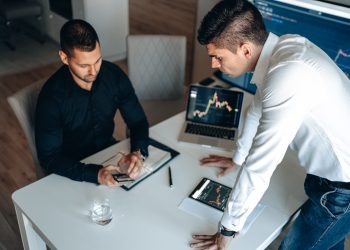 INVESTING: Differences between Fundamental Analysis & Technical Analysis