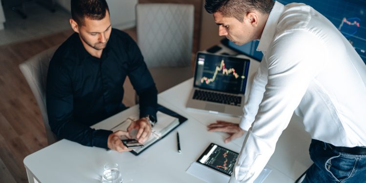 INVESTING: Differences between Fundamental Analysis & Technical Analysis