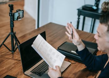 Learn Fast, Rise Beyond 9-to-5 and Unleash Your Side Hustle Superpowers for Success Abroad