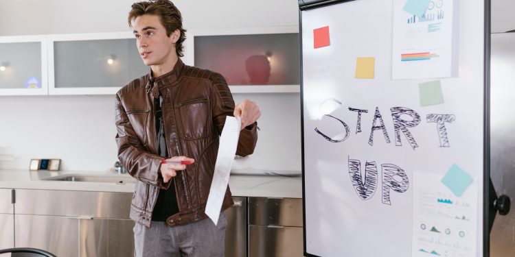 PERSONAL INVESTORS AND INSTITUTIONAL INVESTORS: Understanding who they are and how they operate