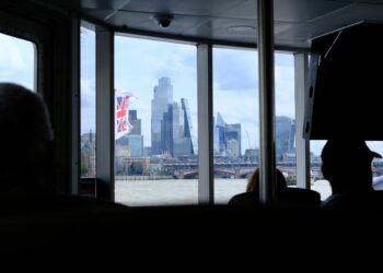 First 7 Things to Do After Landing in the UK: A Newcomer’s Checklist