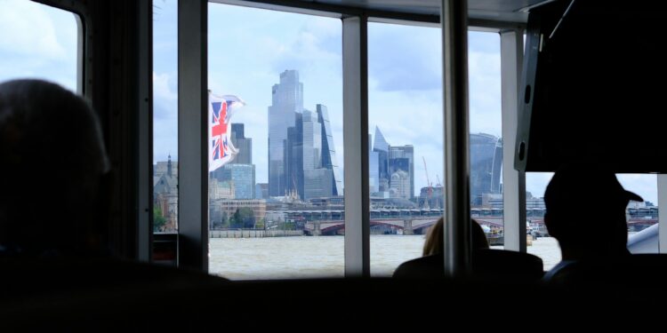 First 7 Things to Do After Landing in the UK: A Newcomer’s Checklist